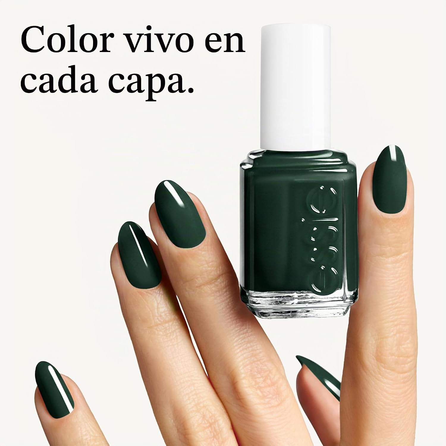 Frasco de esmalte verde Essie junto a uñas verdes